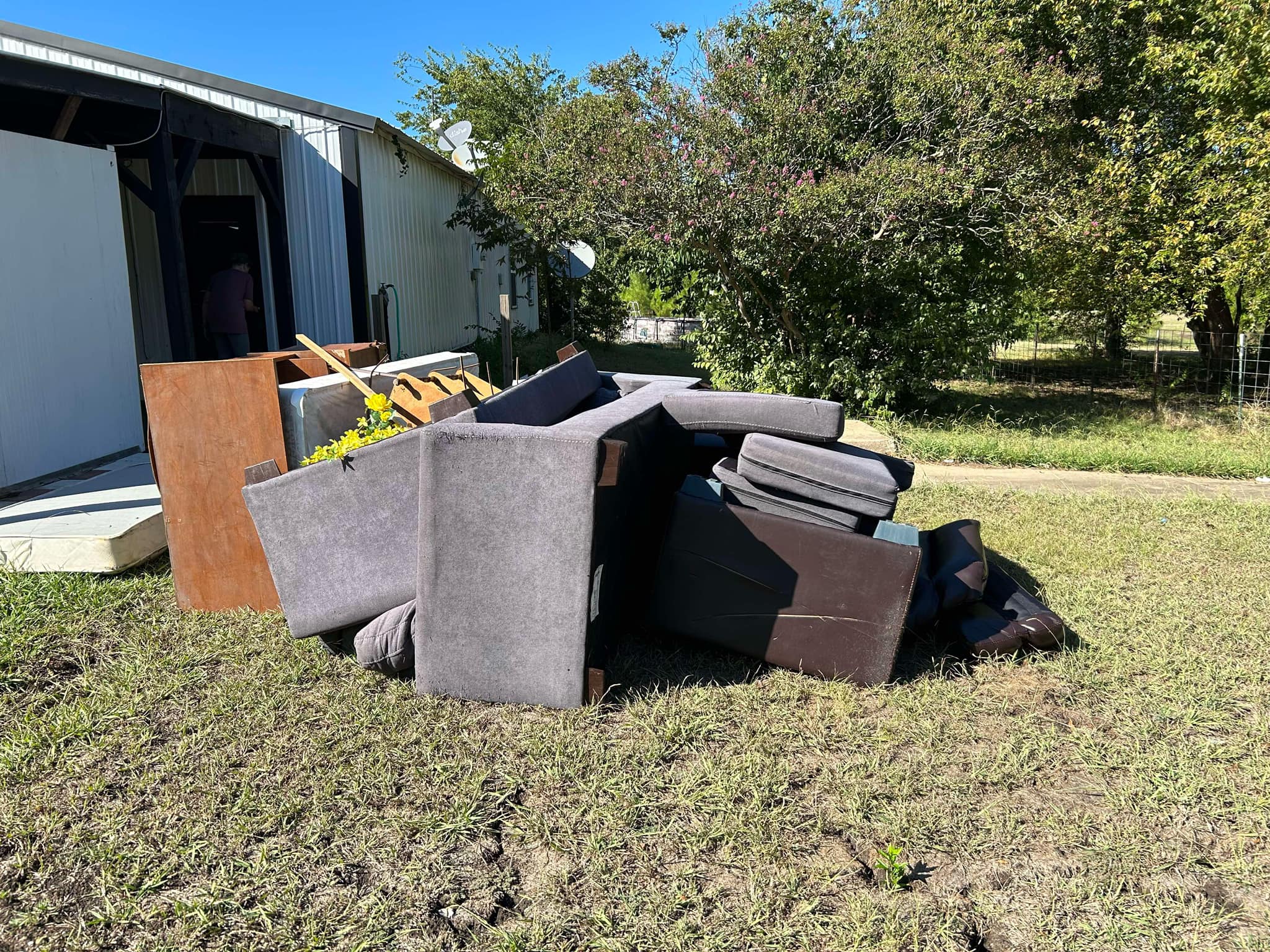 junk and furniture in peoples yard